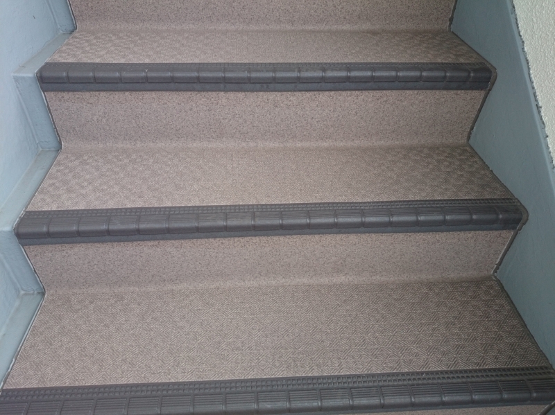 防滑性ビニル床シートの例。写真は階段用シート。