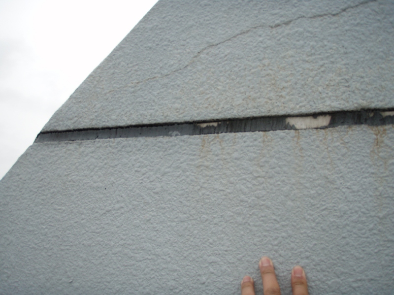 コンクリートの打継目地シーリング材の劣化。目地の深さが浅いのに、わざわざバックアップ材を使用してシーリングの施工厚さを薄くしている。