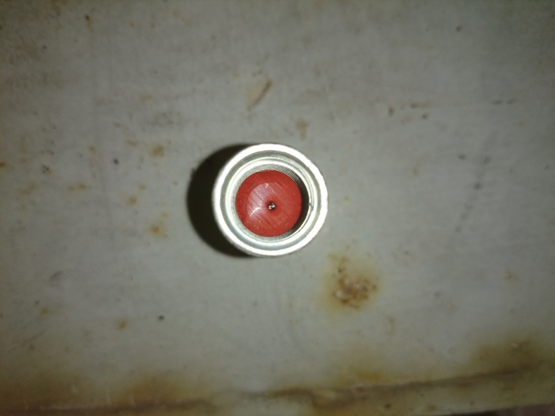 内部コーン打ち込み式アンカー。内部の赤い部分を専用の棒で打ち込んで先端を広げる。