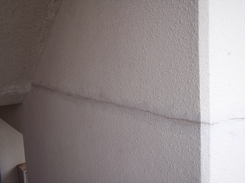 階段室の壁は、コンクリートの打継ぎになっている場合がおおく、ひび割れが起こりやすい。