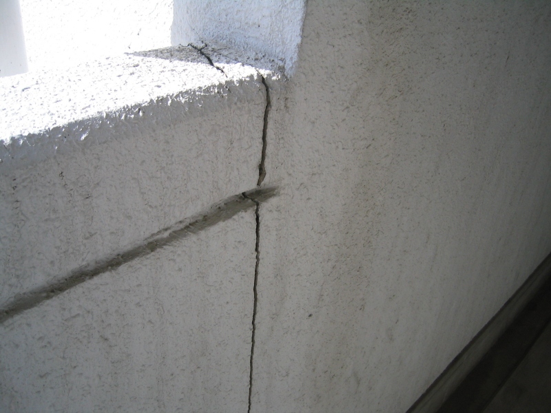 壁面と共用廊下の腰壁の取り合いで起こるひび割れは、コンクリートの打継ぎであるための場合が多い。