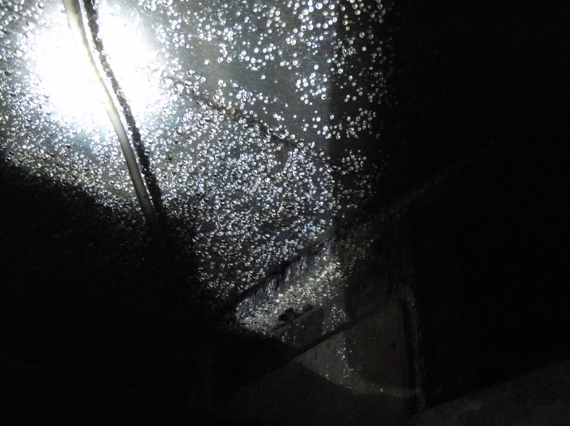 屋根裏の結露。換気扇のダクト工事の欠陥で起こった。