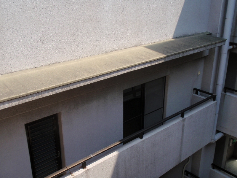 面台の例。上部が防水モルタルなので、数年すると雨水が染みこんでいく。