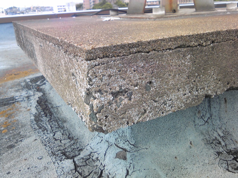 アンテナ架台のモルタル状況。コンクリート面もあり、全体的な下地調整後の塗膜防水処理が望まれる。