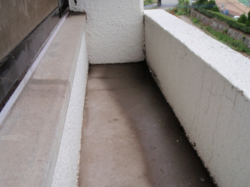 サービスバルコニーの床面。防水モルタルで仕上げられている。