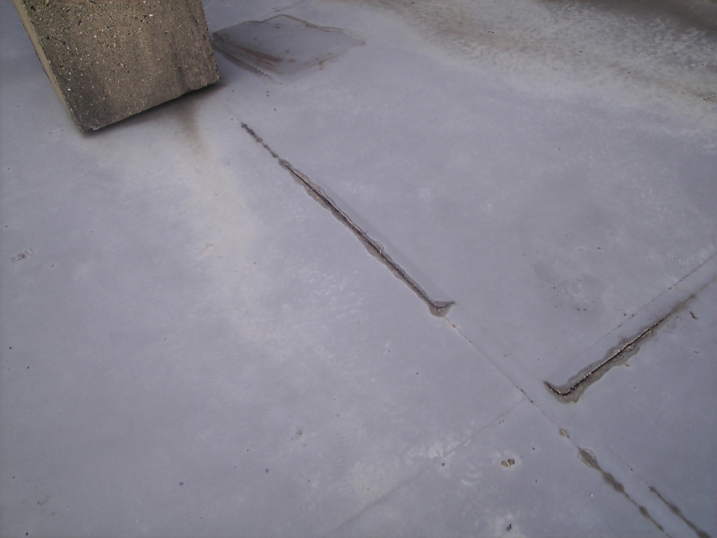 押えコンクリートの上にウレタン塗膜防水を施したあとで、伸縮目地の部分からひび割れが生じてきた。