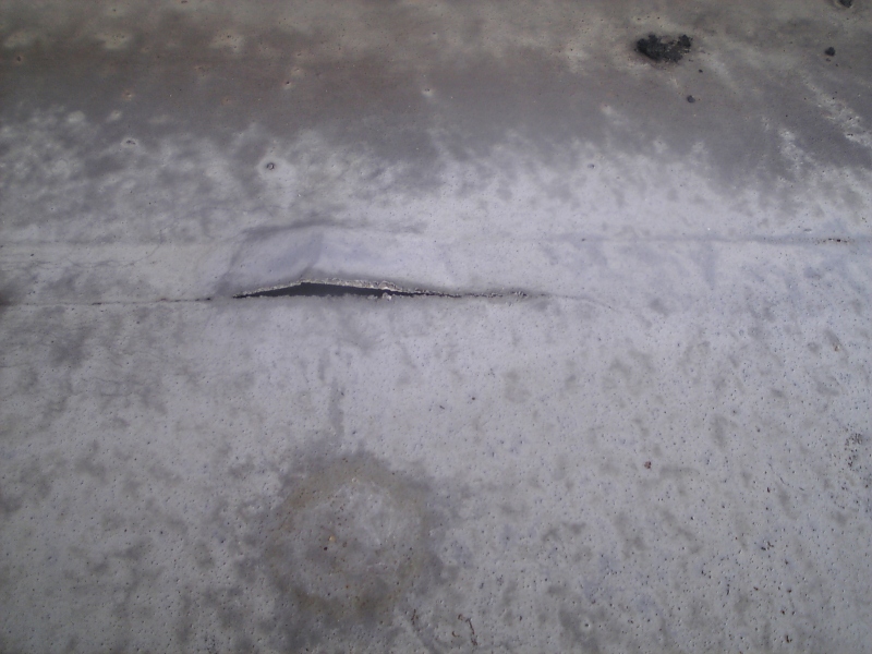 押えコンクリートの上にウレタン塗膜防水を施したあとで、伸縮目地であろう場所がひび割れて、浮いてきた。