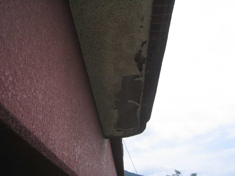 サービスバルコニー下、天井塗装の剥離。