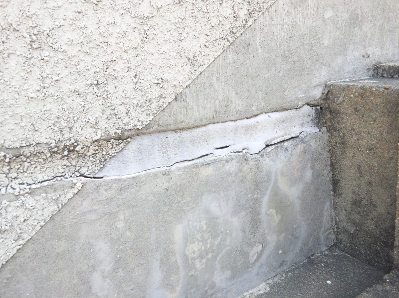 階段室の壁面にあるコンクリート打継部のシーリング劣化。コンクリートから肌分れを起こして、雨水が浸入し易くなっている。溝部は雨水が流れる箇所なので、細心の注意を払いたい。