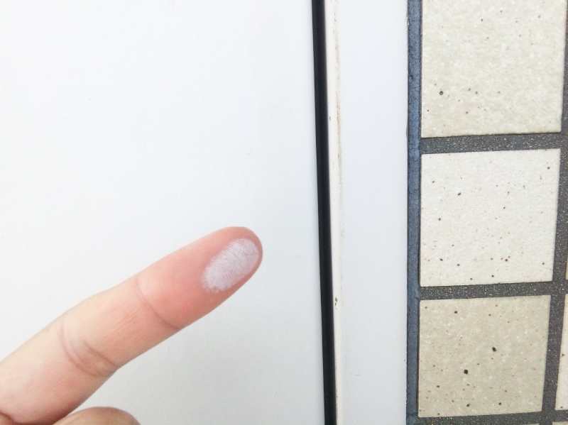鉄製扉のチョーキング。塗装の成分である顔料が出て来て、指で触るとチョークの粉のように付着する。