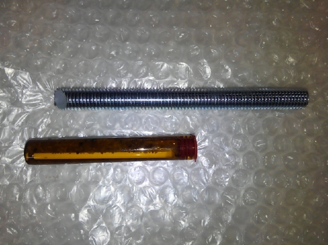 ケミカルアンカーの例。削孔・清掃後、ガラス管を挿入し、上から寸切りボルトや異形棒鋼でガラスを割り、かき混ぜながら反応させていく。