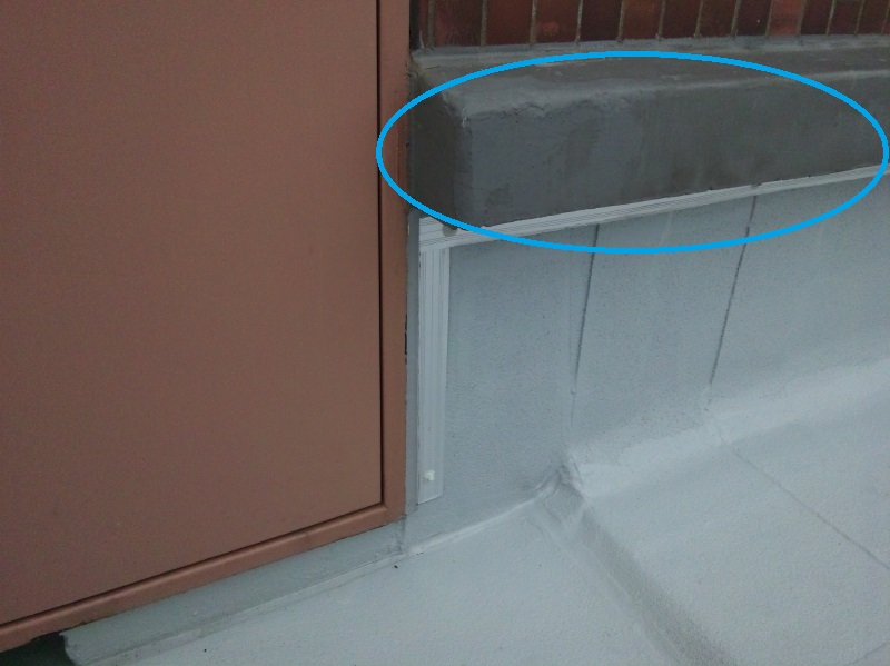 あごコンクリートの例。ウレタン塗膜防水が施工されている。